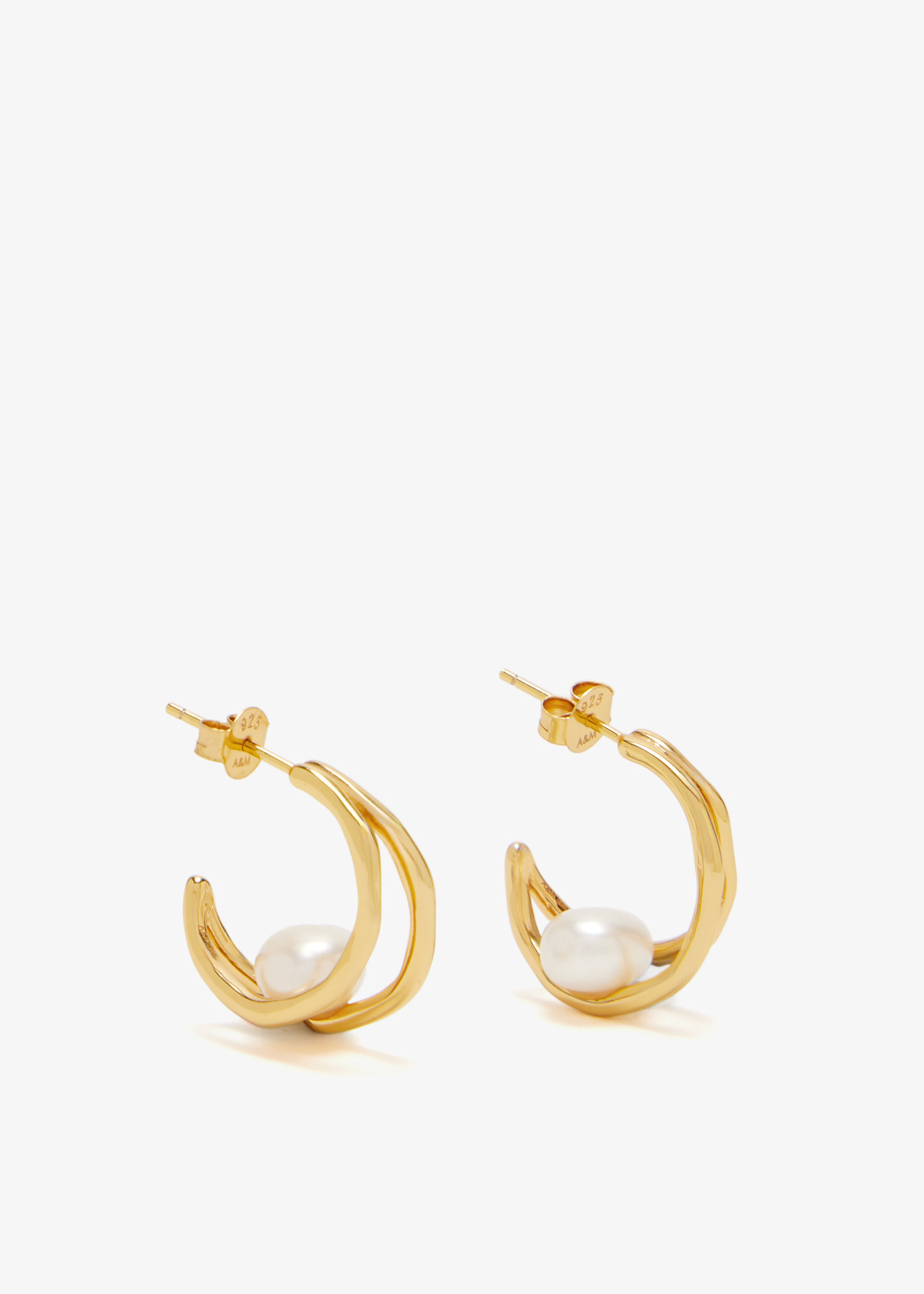 Molten Illusion Pearl hoops, Gold
Molten Illusion Pearl hoops, Gold
