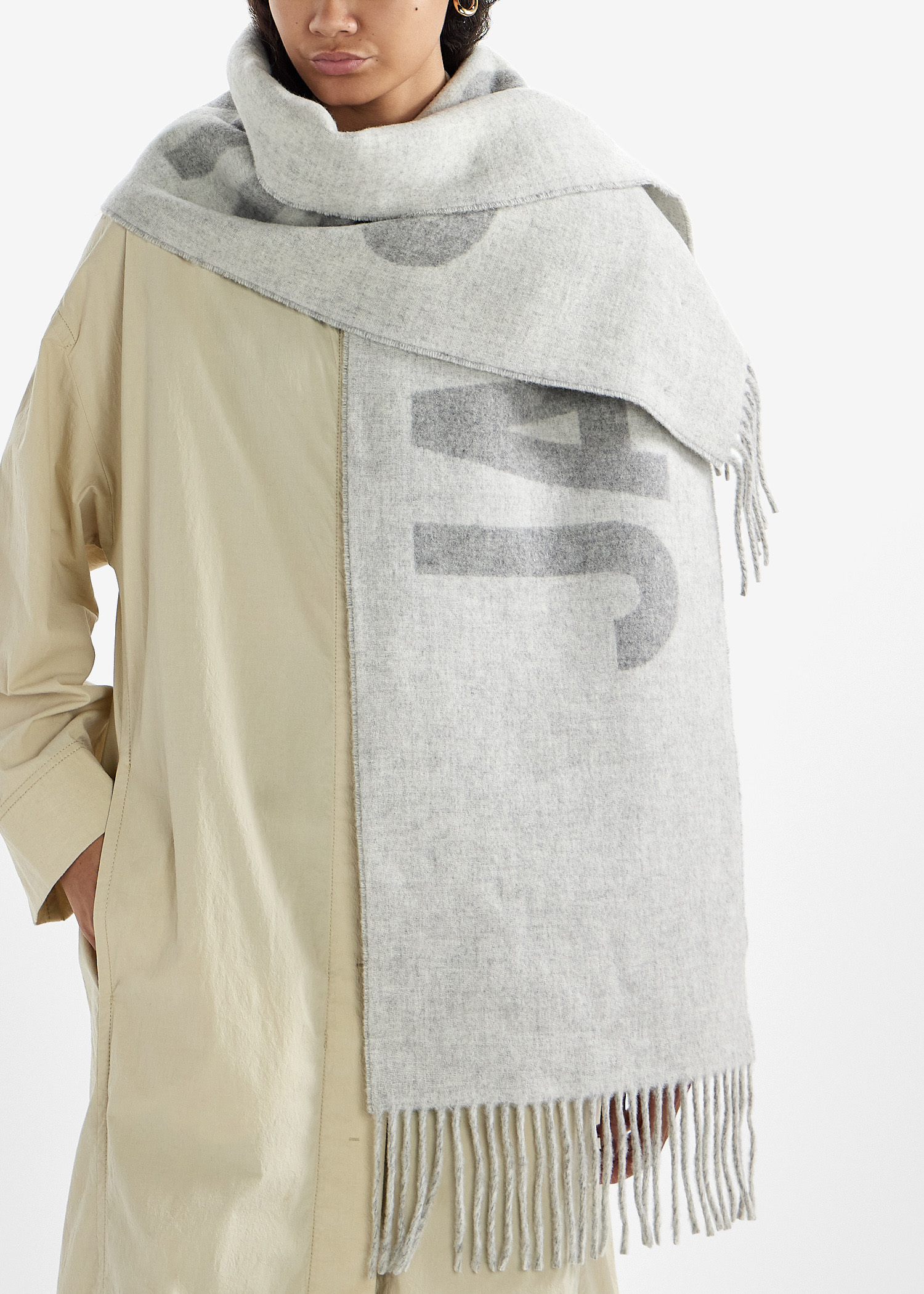 Jacquemus L'écharpe Jacquemus scarf for Men - Grey in UAE