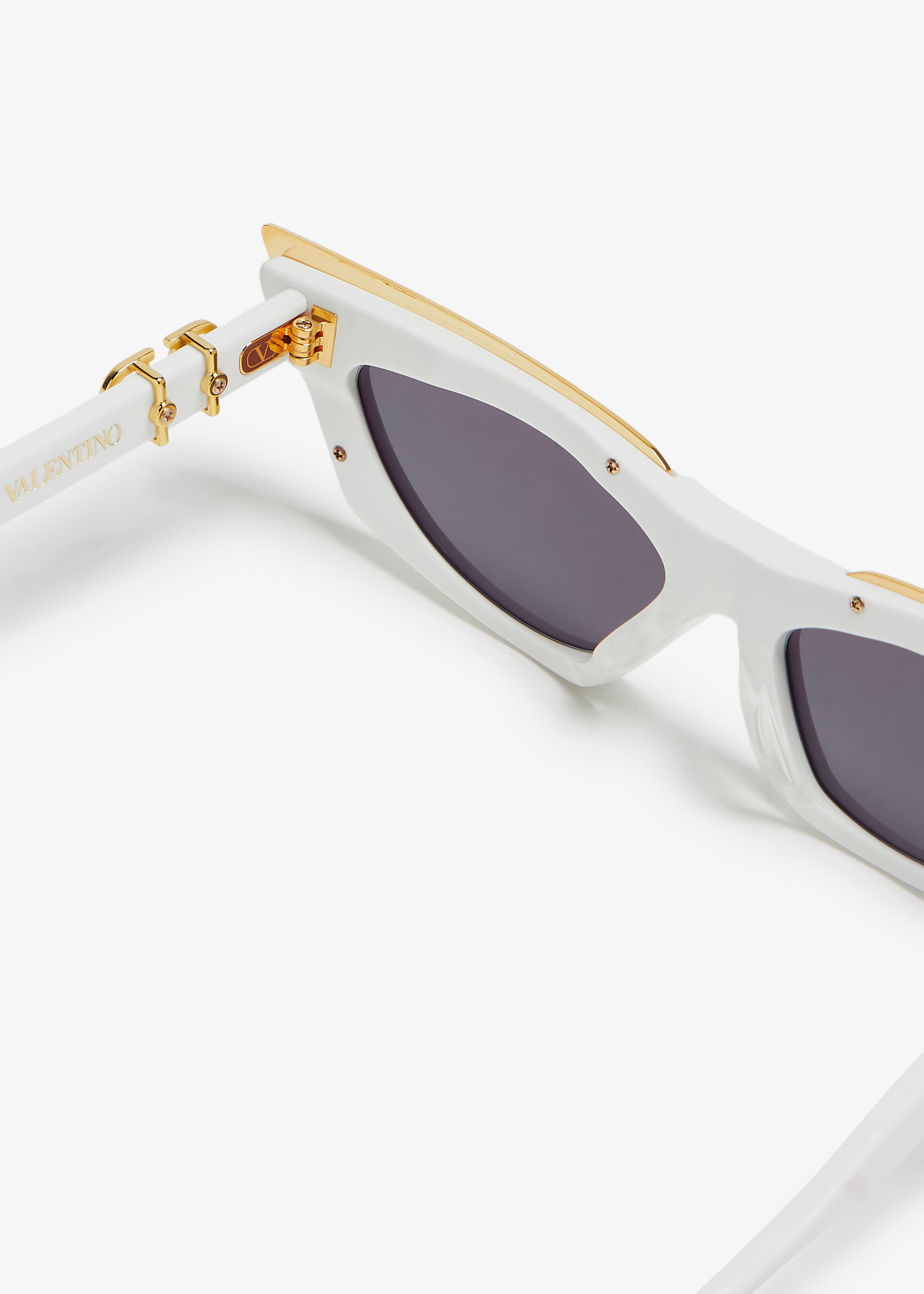 Valentino Garavani V - Goldcut I sunglasses for Women - Black in KSA |  Level Shoes