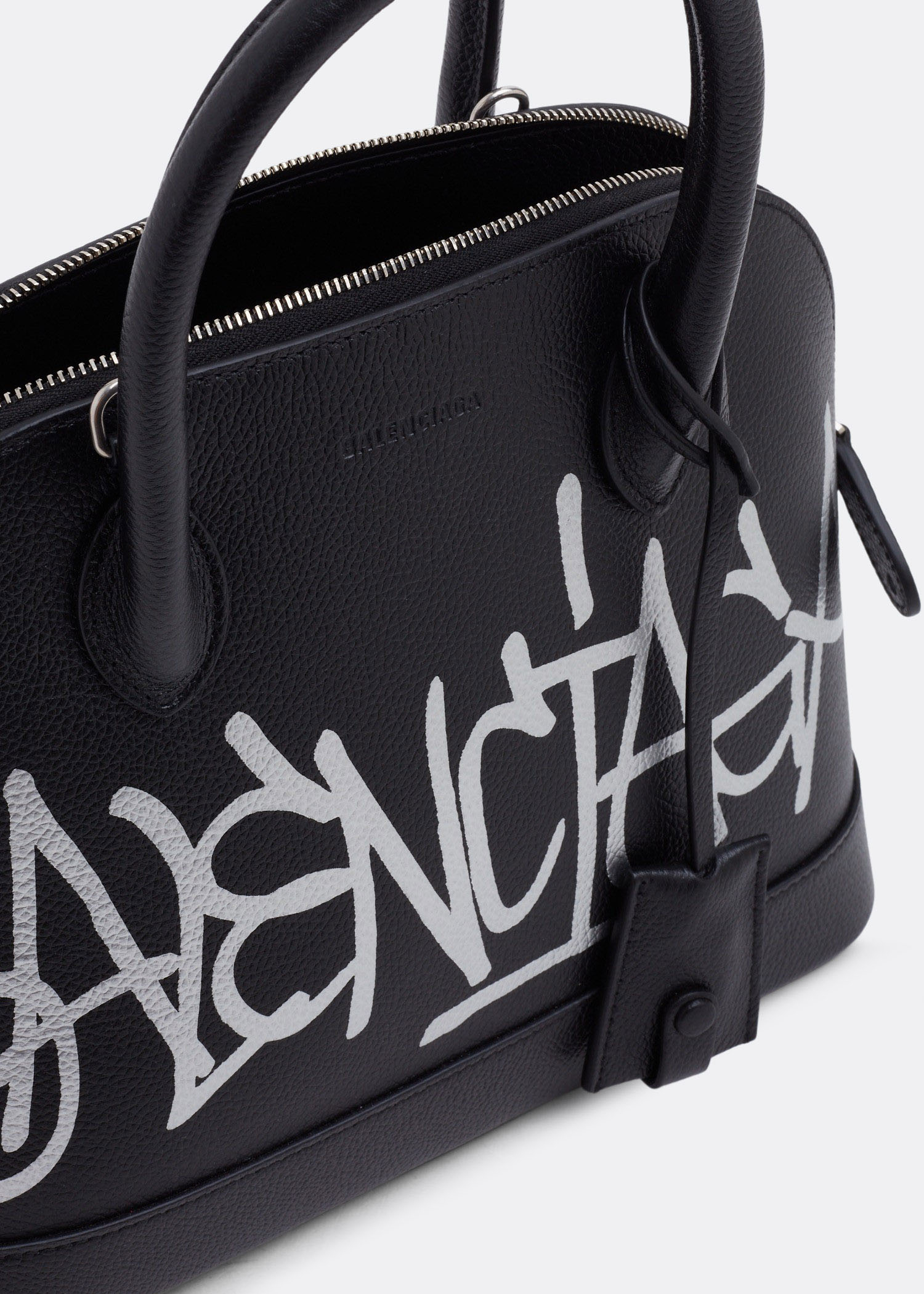 Balenciaga store ville graffiti