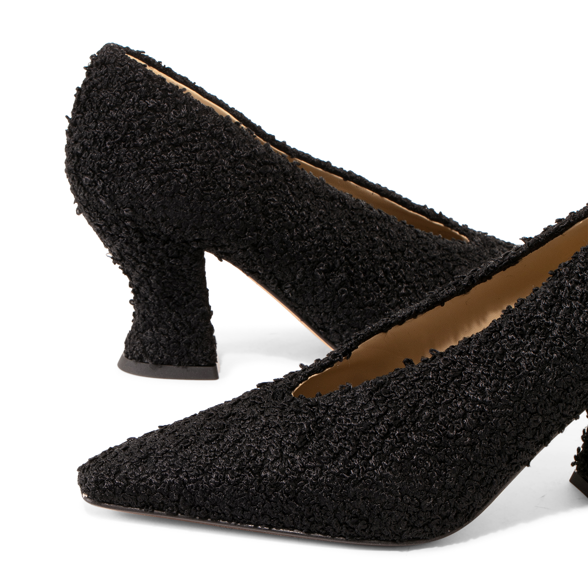 

Almond pumps, Black
