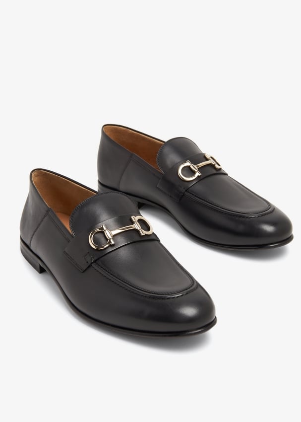 Ferragamo Gancini loafers for Men - Black in UAE