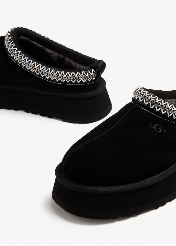 Ugg slippers hot sale in black