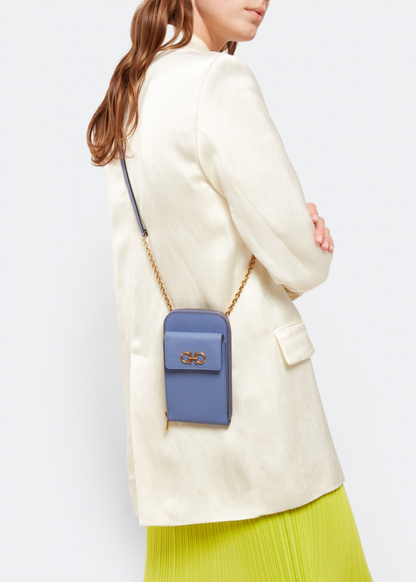 今年の新作から定番まで！ Ferragamo Gancini smartphone holder for Women - Purple in バッグ