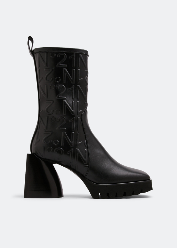 Born crescent boots store