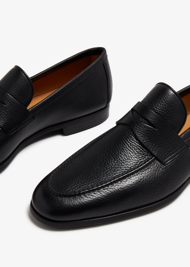 Magnanni Leather loafers for Men - Black in UAE | Level Shoes