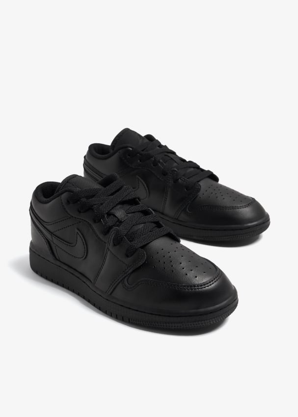 Jordan retro 1 triple black new arrivals