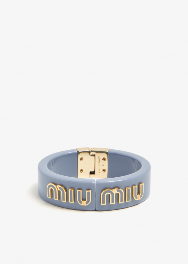 666823
