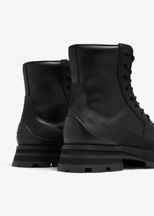 Alexander McQueen Wander lace-up boots for Men - Black in UAE | Level Shoes