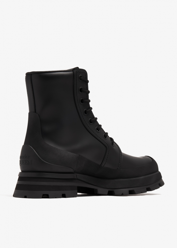 Alexander McQueen Wander lace-up boots for Men - Black in UAE | Level Shoes