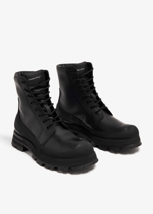 Alexander McQueen Wander lace-up boots for Men - Black in UAE | Level Shoes