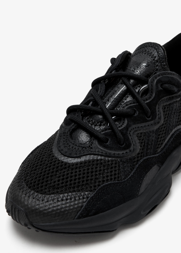 Ozweego triple black top