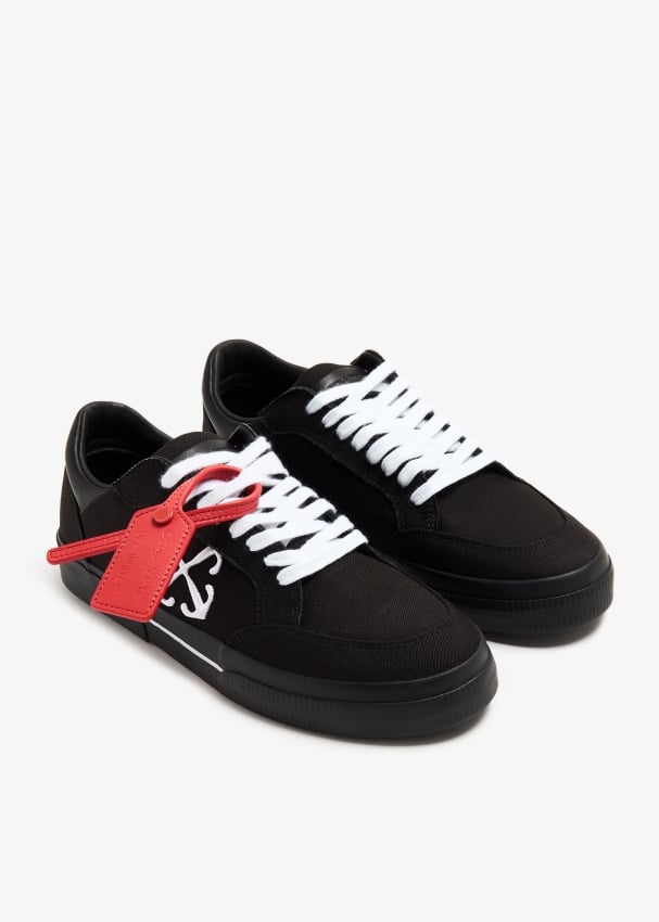 How to get on sale black off white shoes