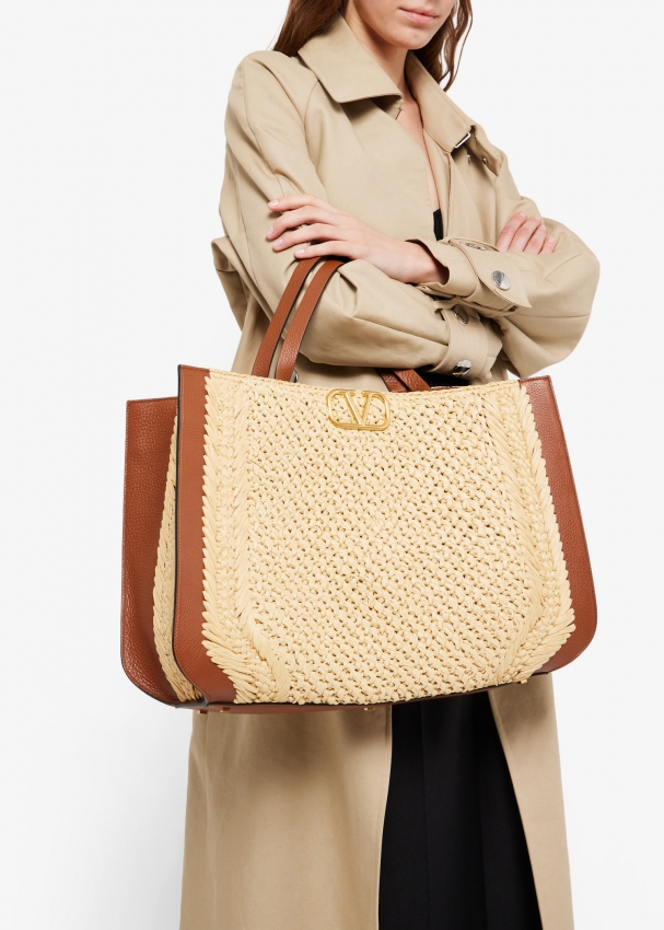 V Logo Signature Leather And Raffia Tote Bag in Beige - Valentino