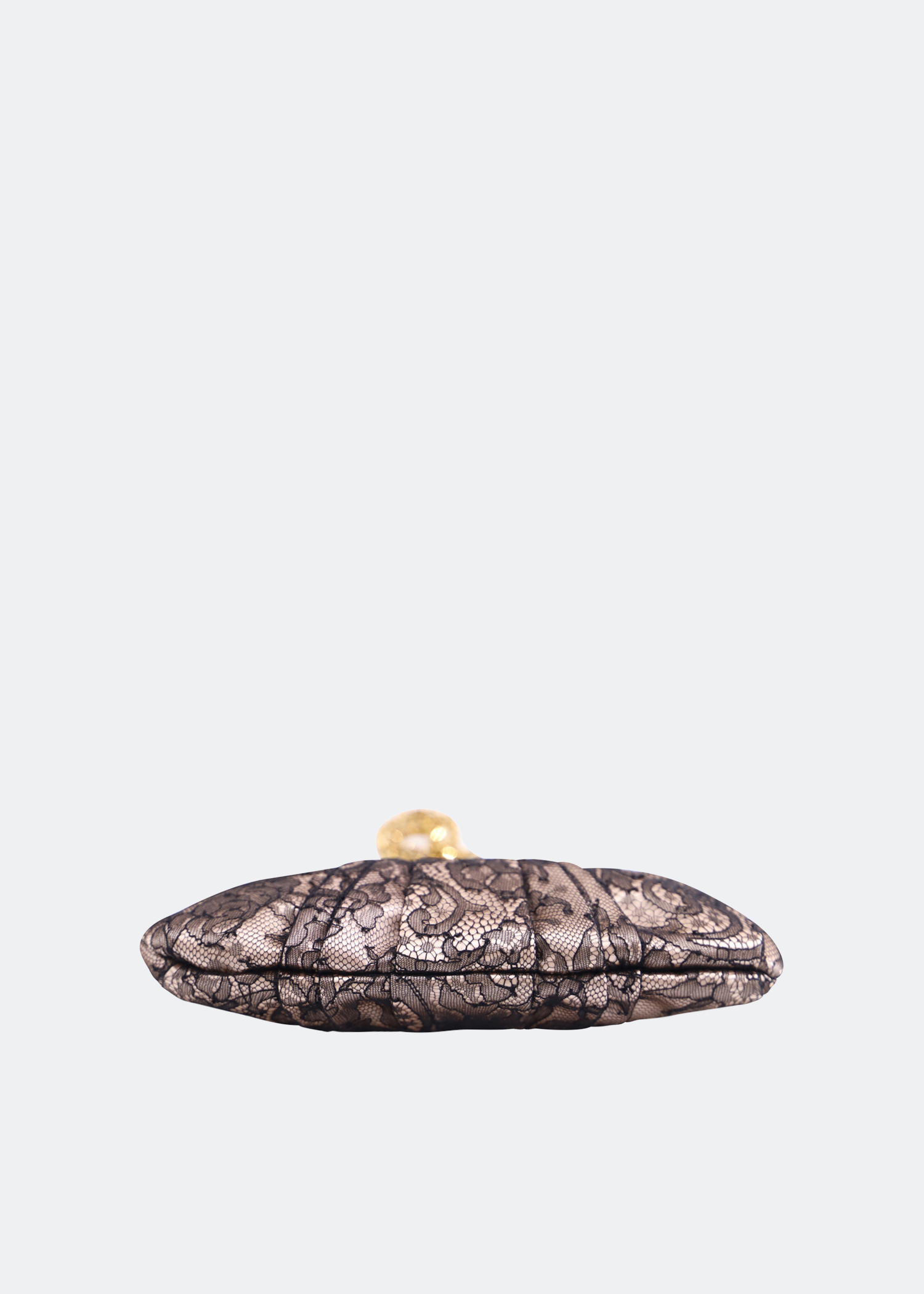 

Lace clutch in satin with a gold chain strap, Beige