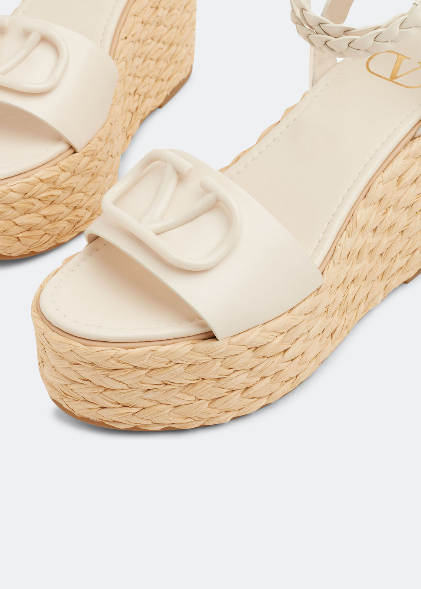 

VLogo Signature raffia wedge sandals, White